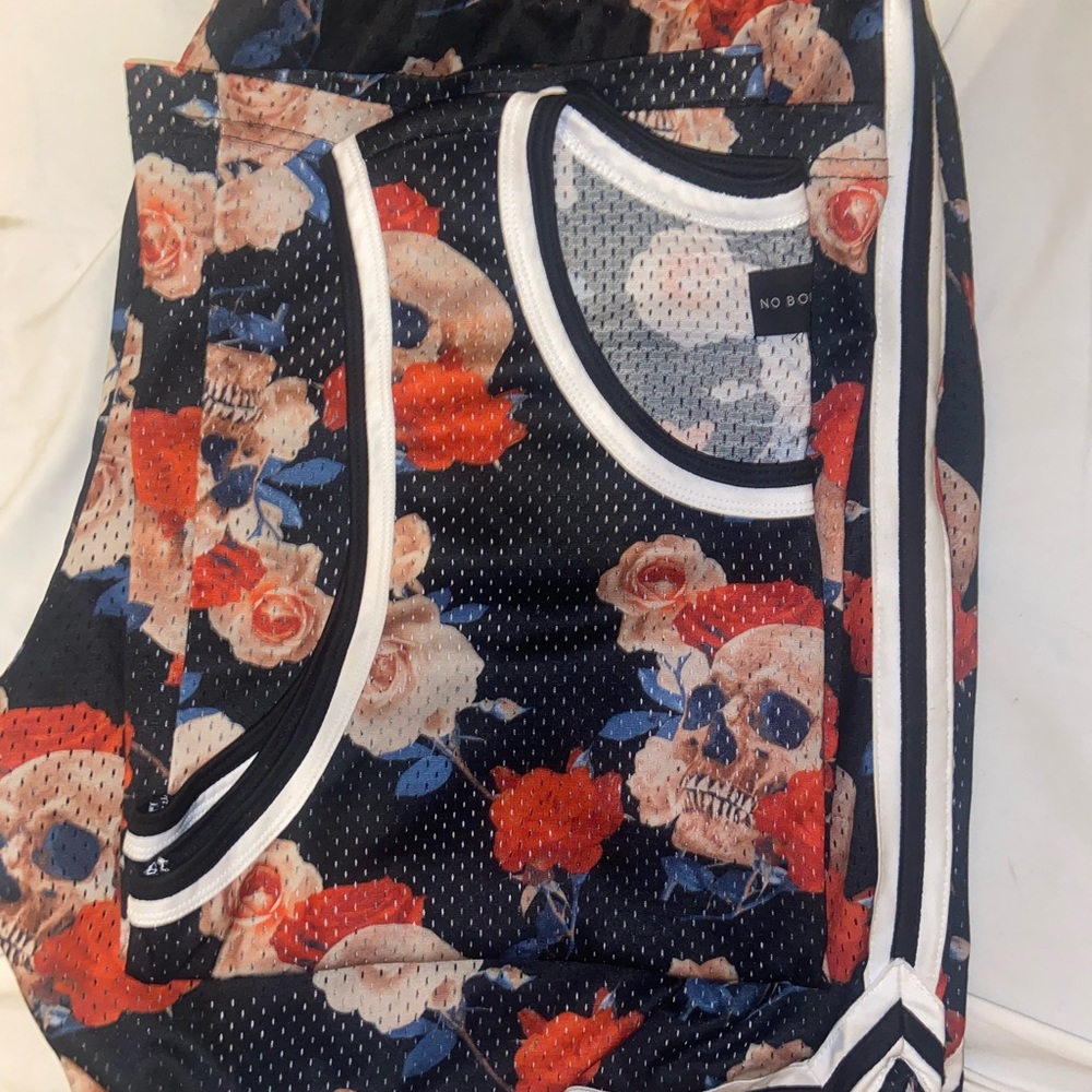 Great like new just without tags No Boundaries skull and roses set!